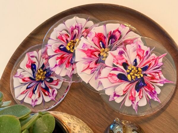 Kluvia Dahlia Blush epoxy onderzetters set van 4 in roze, crème en paarse tinten met goudkleurig middelpunt