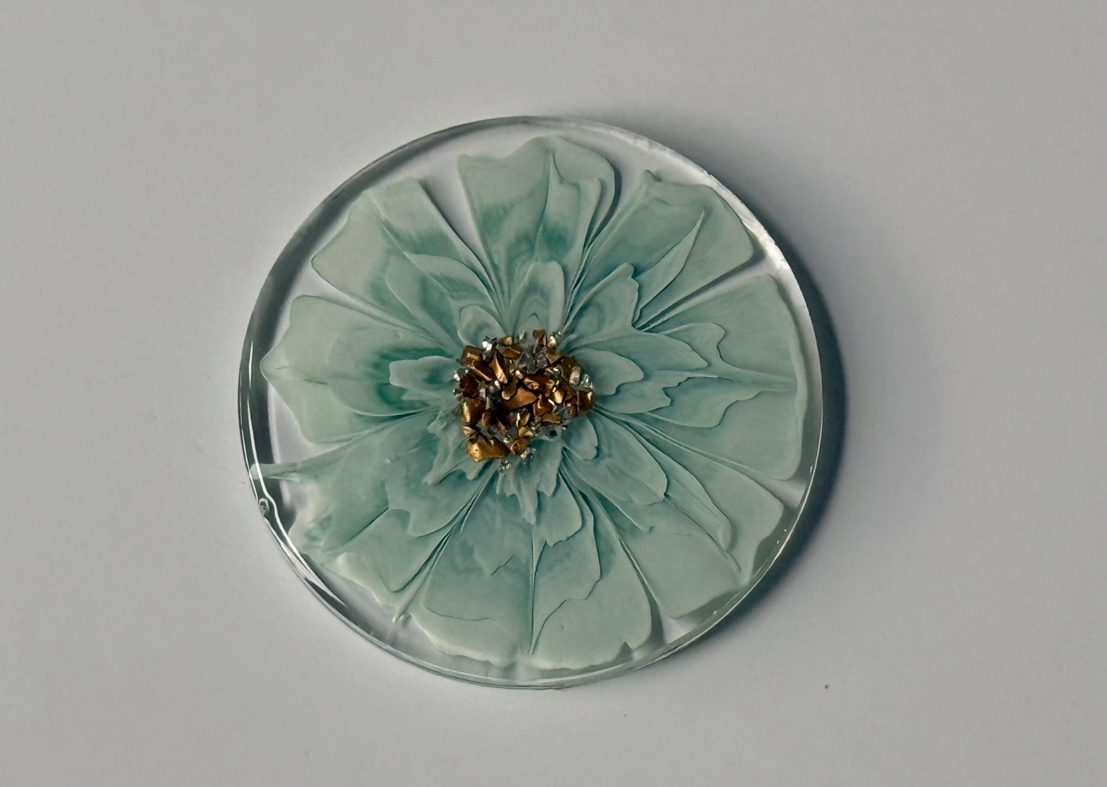 Waterlily Sage handgemaakte epoxy onderzetter van dichtbij