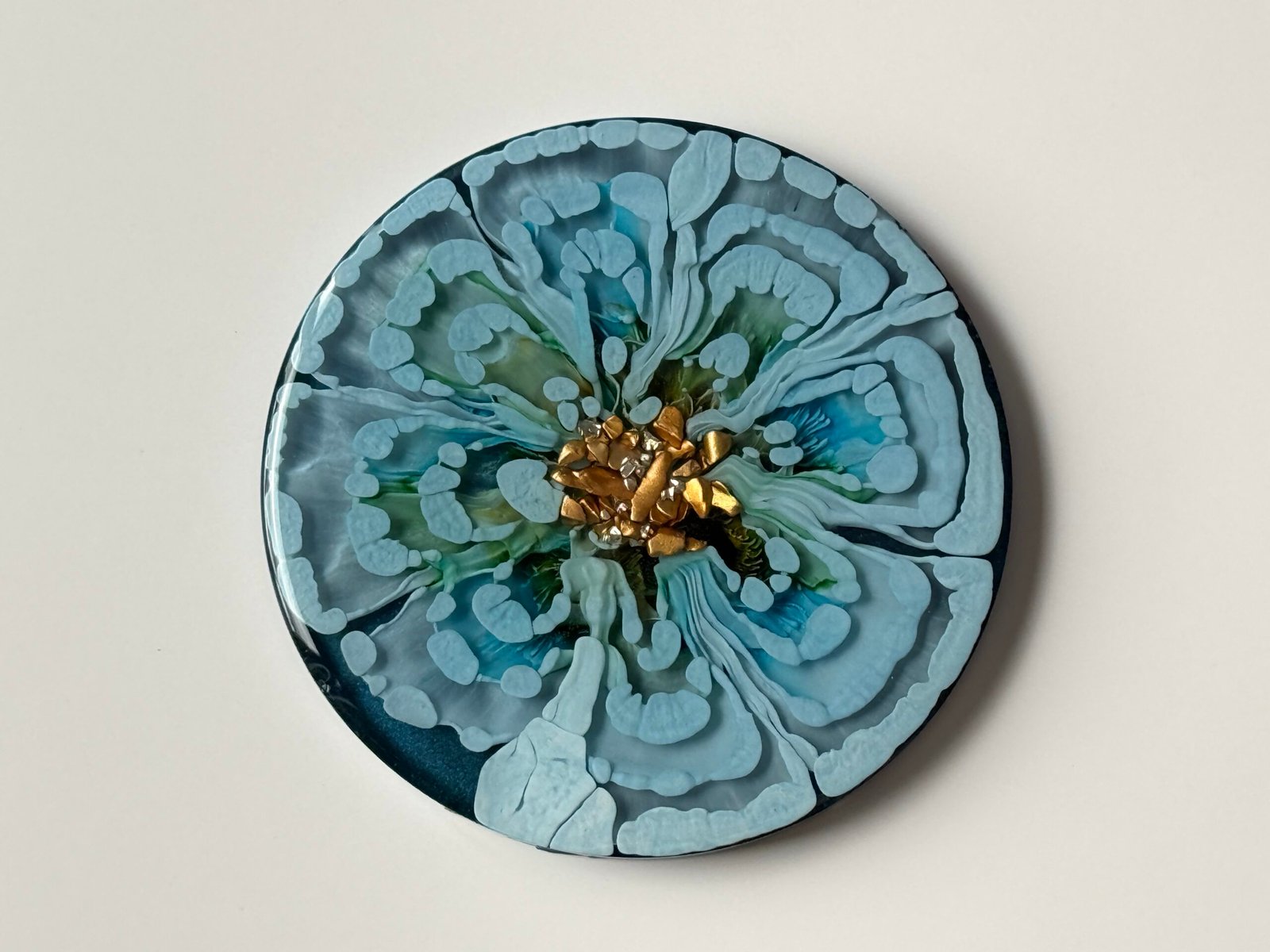 Blue Hydrangeas handgemaakte epoxy onderzetter van dichtbij