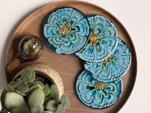 Kluvia Blue Hydrangeas epoxy onderzetters set van 4 in turquoise en ijsblauwe tinten met goudkleurig middelpunt