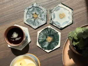 Handgemaakte epoxy onderzetters van Kluvia in verschillende kleuren