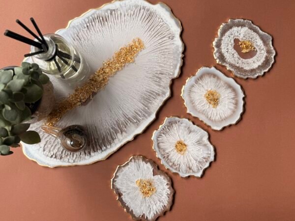 Sienna Pearl epoxy set met dienblad en vier onderzetters in wit, bruin en goud