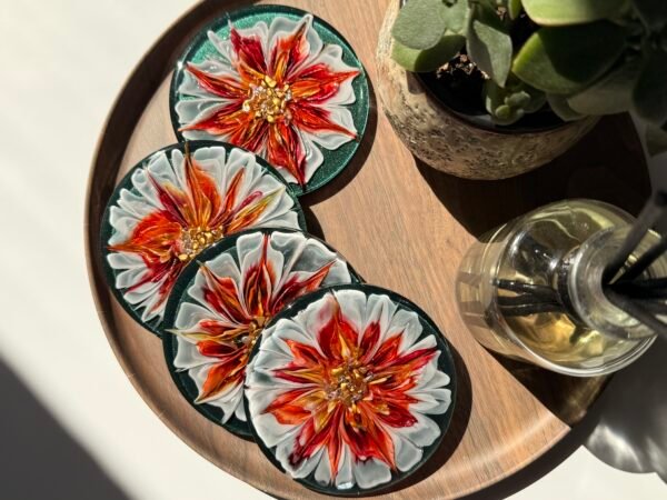 Crimson Dahlia handgemaakte epoxy onderzetters met rood-wit bloemmotief en gouden details
