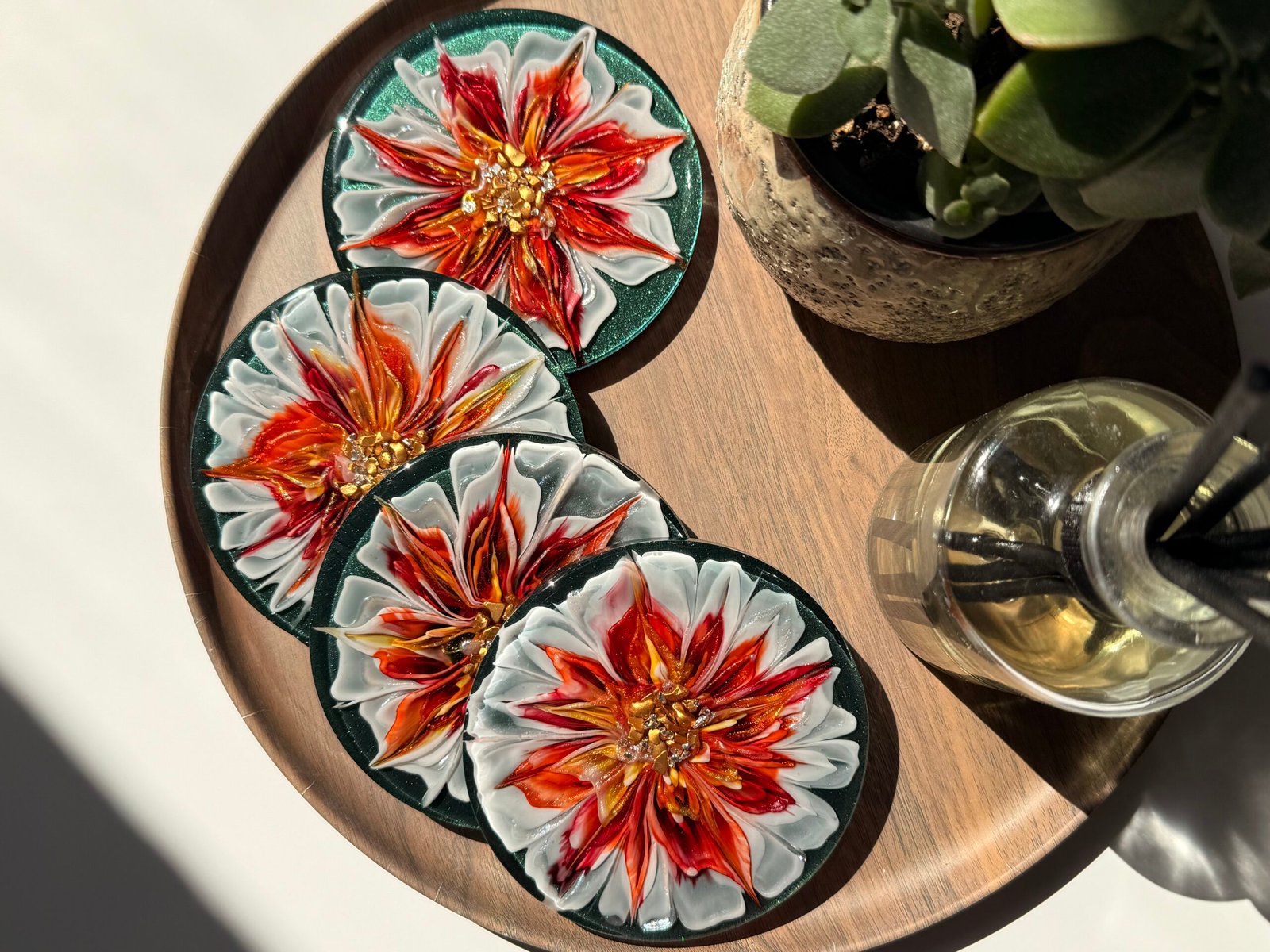 Crimson Dahlia handgemaakte epoxy onderzetters met rood-wit bloemmotief en gouden details