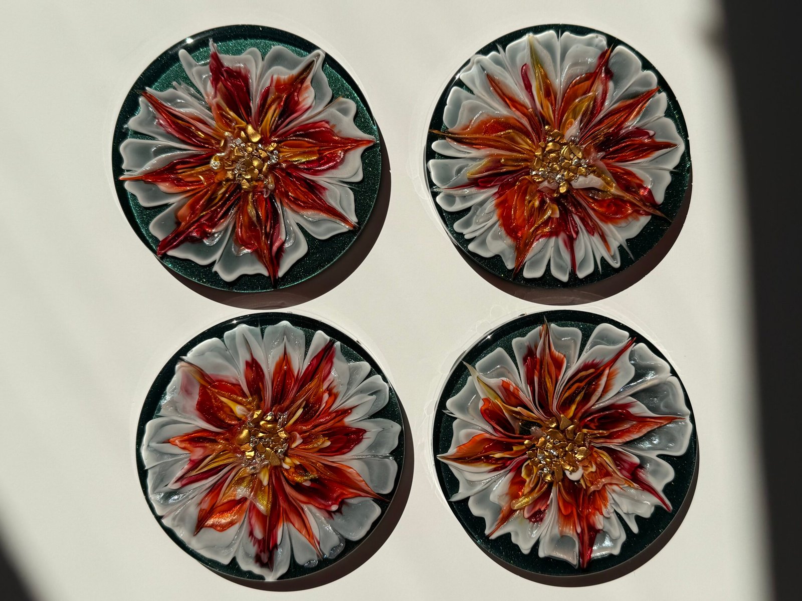 Crimson Dahlia Handgemaakte Epoxy Onderzetters Set van 4 - Afbeelding 3